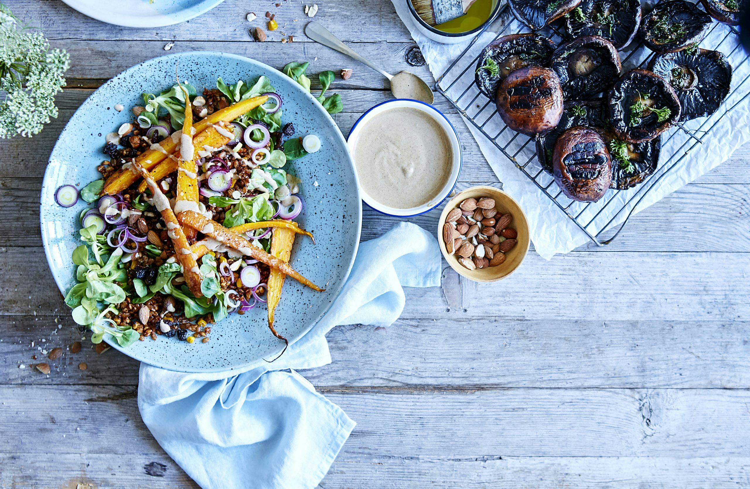 Salat med harissaristet mathvete, salte mandler og bakt gulrot med grillet portobello og tahinidressing Salat med portobello og bakt gulrot